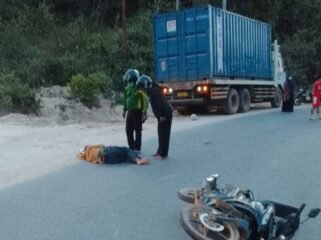 Seorang petani asal Kolono, bernama Abdul Sukur (51) tewas di lokasi kecelakaan setelah terlindas truk di Jalan Poros Kendari-Moramo. Foto: Istimewa