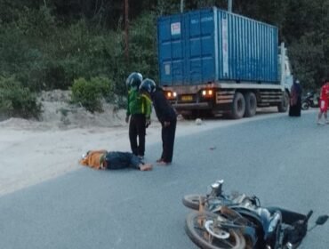 Seorang petani asal Kolono, bernama Abdul Sukur (51) tewas di lokasi kecelakaan setelah terlindas truk di Jalan Poros Kendari-Moramo. Foto: Istimewa