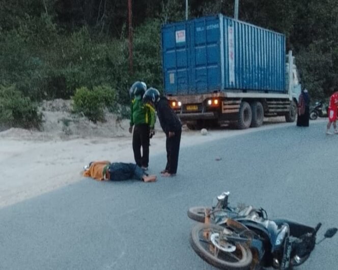 
 Seorang petani asal Kolono, bernama Abdul Sukur (51) tewas di lokasi kecelakaan setelah terlindas truk di Jalan Poros Kendari-Moramo. Foto: Istimewa
