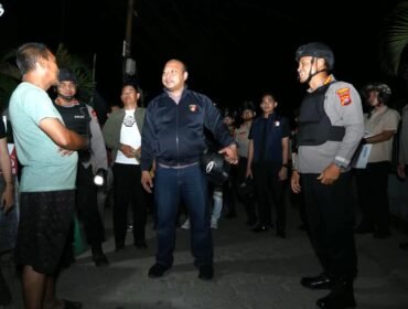 Polda Sultra bersama Polresta Kendari, serta unsur TNI menggelar patroli cipta kondisi di Kelurahan Kampung Salo. Foto: Istimewa