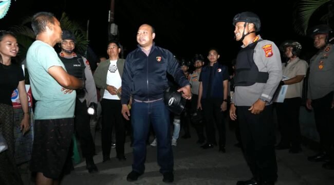 Polda Sultra bersama Polresta Kendari, serta unsur TNI menggelar patroli cipta kondisi di Kelurahan Kampung Salo. Foto: Istimewa