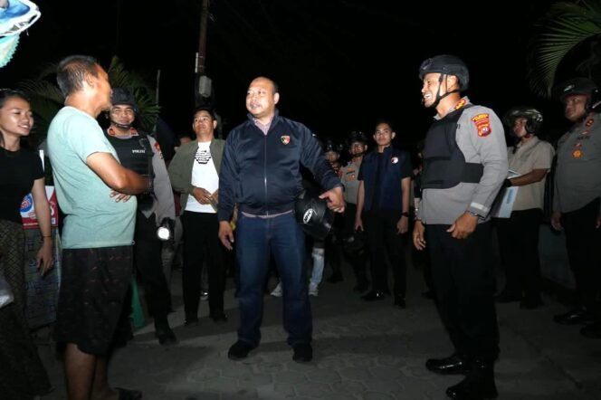 
 Polda Sultra bersama Polresta Kendari, serta unsur TNI menggelar patroli cipta kondisi di Kelurahan Kampung Salo. Foto: Istimewa