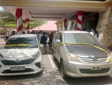 Dua unit mobil yang diamankan di Mapolresta Kendari hasil pengungkapan kasus penyalahgunaan BBM Pertalite di dua SPBU di Kendari. Foto:Penafaktual.com