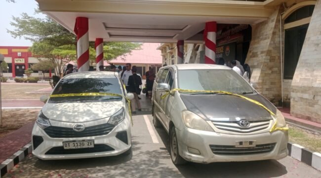 Dua unit mobil yang diamankan di Mapolresta Kendari hasil pengungkapan kasus penyalahgunaan BBM Pertalite di dua SPBU di Kendari. Foto:Penafaktual.com