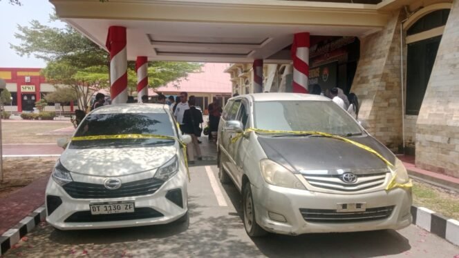 
 Dua unit mobil yang diamankan di Mapolresta Kendari hasil pengungkapan kasus penyalahgunaan BBM Pertalite di dua SPBU di Kendari. Foto:Penafaktual.com