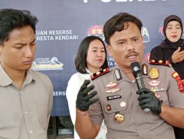 Kasat Reskrim Polresta Kendari, Kompol Welliwanto Malau (kanan) saat konferensi pers di Mapolresta Kendari, Minggu (19/10/2026). Foto: Panafaktual.com