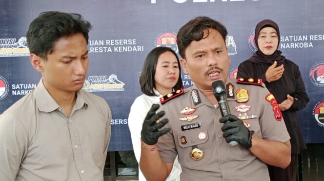 
 Kasat Reskrim Polresta Kendari, Kompol Welliwanto Malau (kanan) saat konferensi pers di Mapolresta Kendari, Minggu (19/10/2026). Foto: Panafaktual.com