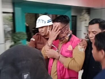Mantan Kepala Biro Umum Setda Sultra, Abdul Rajab (AR) saat digiring ke mobil tahanan Kejati Sultra. Foto: Penafaktual.com