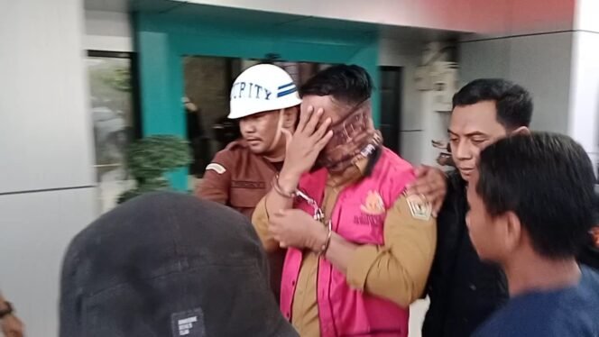 
 Mantan Kepala Biro Umum Setda Sultra, Abdul Rajab (AR) saat digiring ke mobil tahanan Kejati Sultra. Foto: Penafaktual.com