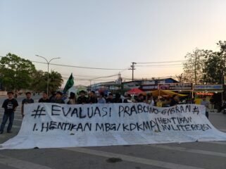 Sejumlah kader HmI MPO Kendari unjuk rasa di Gubernur Sulawesi Tenggara (Sultra) tepatnya di Jl. Orinunggu, Kec. Kambu, Kota Kendari. Foto: Istimewa
