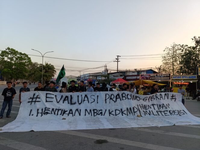 
 Sejumlah kader HmI MPO Kendari unjuk rasa di Gubernur Sulawesi Tenggara (Sultra) tepatnya di Jl. Orinunggu, Kec. Kambu, Kota Kendari. Foto: Istimewa
