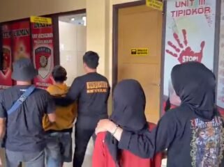 Pria inisial R (sweter kuning) saat digiring ke ruang pemeriksaan Unit PPA Sat Reskrim Polres Kolaka Utara. Foto: Istimewa