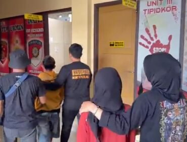 Pria inisial R (sweter kuning) saat digiring ke ruang pemeriksaan Unit PPA Sat Reskrim Polres Kolaka Utara. Foto: Istimewa