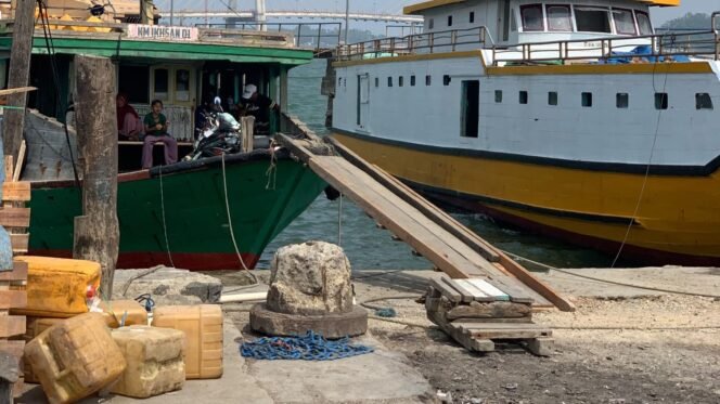 
 Personel Tindak Pidana Tertentu Sat Reskrim Polresta Kendari mengamankan sekitar 70 jeriken berisi BBM Subsidi jenis pertalite di Pelabuhan Wawonii-Kendari. Foto: Istimewa