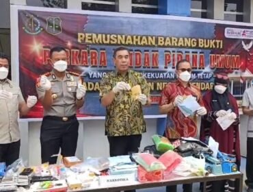 Kepala Kejari Kendari, Azi Tyawhardana (ketiga dari kiri) saat memimpin kegiatan pemusnahan barang bukti, Jumat (23/10/2026). Foto: Istimewa