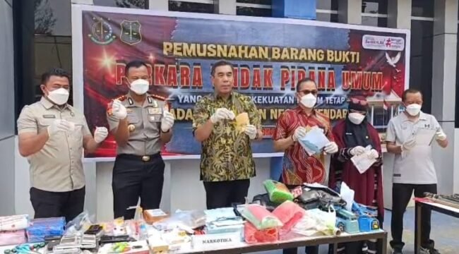 Kepala Kejari Kendari, Azi Tyawhardana (ketiga dari kiri) saat memimpin kegiatan pemusnahan barang bukti, Jumat (23/10/2026). Foto: Istimewa