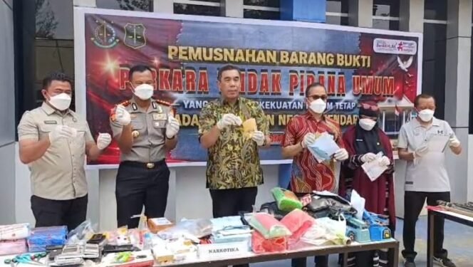 
 Kepala Kejari Kendari, Azi Tyawhardana (ketiga dari kiri) saat memimpin kegiatan pemusnahan barang bukti, Jumat (23/10/2026). Foto: Istimewa