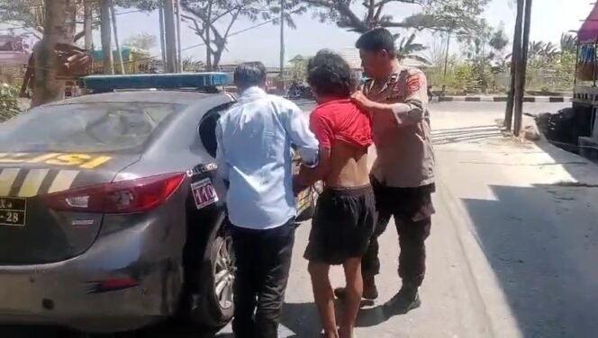 
 Pria inisial AA (kaos merah) ditangkap aparat Polsek Kemaraya setelah diduga curi pertalite pikap milik warga. Foto: Istimewa