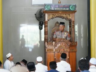 Kapolresta Kendari, Kombes Pol Safi'i Nafsikin, S.H., S.I.K., M.H. mengajak jamaah Masjid Al Muhajirin Kendari jaga kamtibmas. Foto: Istimewa