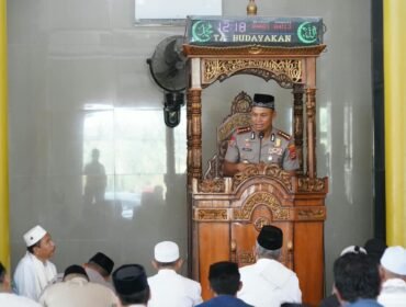 Kapolresta Kendari, Kombes Pol Safi'i Nafsikin, S.H., S.I.K., M.H. mengajak jamaah Masjid Al Muhajirin Kendari jaga kamtibmas. Foto: Istimewa