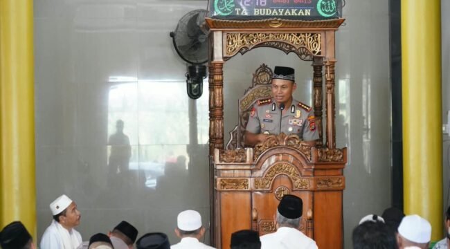 Kapolresta Kendari, Kombes Pol Safi'i Nafsikin, S.H., S.I.K., M.H. mengajak jamaah Masjid Al Muhajirin Kendari jaga kamtibmas. Foto: Istimewa