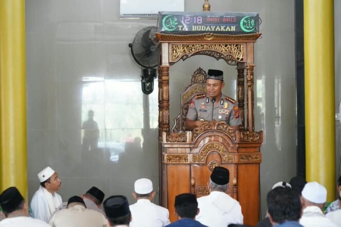 
 Kapolresta Kendari, Kombes Pol Safi'i Nafsikin, S.H., S.I.K., M.H. mengajak jamaah Masjid Al Muhajirin Kendari jaga kamtibmas. Foto: Istimewa