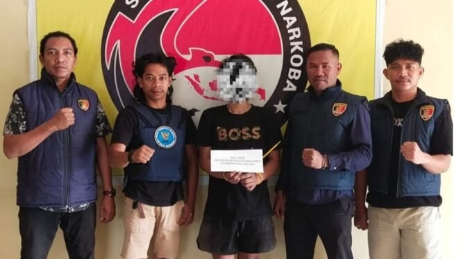 
 Sat Res Narkoba Polres Muna mengamankan pria inisial MK (19) bersama 4 gram sabu di Wamponiki Muna. Foto:Istimewa