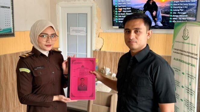 
 Berkas perkara kasus Tambang Galian C tanpa izin di Moramo Utara diserahkan ke Kejaksaan. Foto: Istimewa