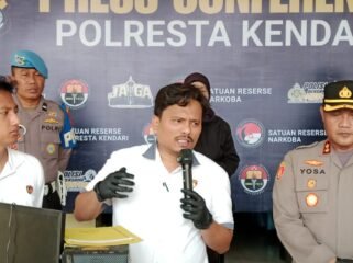 Kasat Reskrim Polresta Kendari, Kompol Wellingto Malau (tengah) dan AKBP Moh. Yosa Hadi (kanan) saat konferensi pers di Mapolresta Kendari, Senin, (26/10/2026). Foto: Penafaktual.com