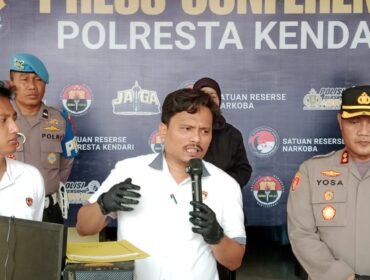 Kasat Reskrim Polresta Kendari, Kompol Wellingto Malau (tengah) dan AKBP Moh. Yosa Hadi (kanan) saat konferensi pers di Mapolresta Kendari, Senin, (26/10/2026). Foto: Penafaktual.com