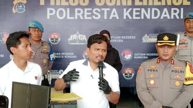 
 Kasat Reskrim Polresta Kendari, Kompol Wellingto Malau (tengah) dan AKBP Moh. Yosa Hadi (kanan) saat konferensi pers di Mapolresta Kendari, Senin, (26/10/2026). Foto: Penafaktual.com
