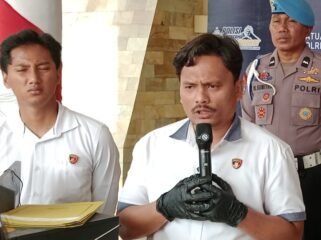 Kasat Reskrim Polresta Kendari, Kompol Welliwanto Malau (kanan) saat konferensi pers di Mapolresta Kendari, Senin (26/10/2026). Foto: Penafaktual.com