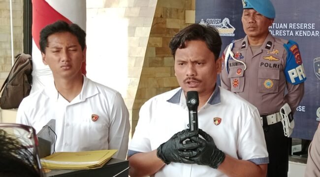 Kasat Reskrim Polresta Kendari, Kompol Welliwanto Malau (kanan) saat konferensi pers di Mapolresta Kendari, Senin (26/10/2026). Foto: Penafaktual.com