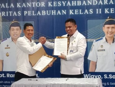 Sertijab Kepala KSOP Kelas II Kendari dari Capt Raman (kanan) kepada Wigyo, S.Sos., M.H. di Kendari, Senin, 26 Oktober 2026. Foto: Penafaktual.com