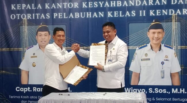 Sertijab Kepala KSOP Kelas II Kendari dari Capt Raman (kanan) kepada Wigyo, S.Sos., M.H. di Kendari, Senin, 26 Oktober 2026. Foto: Penafaktual.com