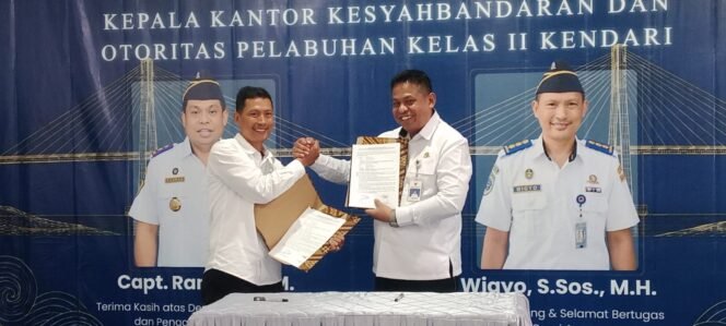 
 Sertijab Kepala KSOP Kelas II Kendari dari Capt Raman (kanan) kepada Wigyo, S.Sos., M.H. di Kendari, Senin, 26 Oktober 2026. Foto: Penafaktual.com