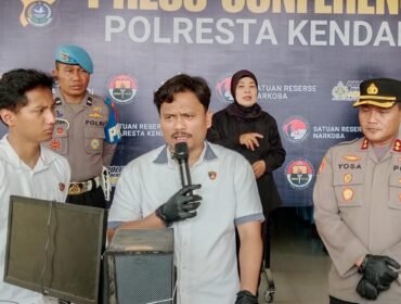 Wakapolresta Kendari, AKBP Moh. Yosa Hadi (kanan) dan Kasat Reskrim Kompol Welliwanto Malau (tengah) saat konferensi pers. Foto: Panafaktual.com