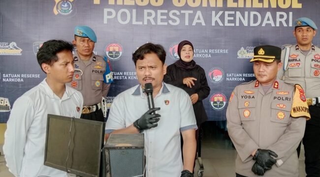 Wakapolresta Kendari, AKBP Moh. Yosa Hadi (kanan) dan Kasat Reskrim Kompol Welliwanto Malau (tengah) saat konferensi pers. Foto: Panafaktual.com