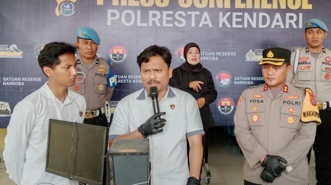 
 Wakapolresta Kendari, AKBP Moh. Yosa Hadi (kanan) dan Kasat Reskrim Kompol Welliwanto Malau (tengah) saat konferensi pers. Foto: Panafaktual.com