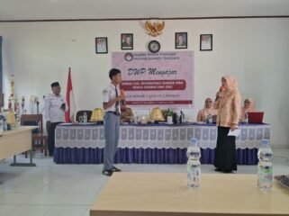 Ketua Dharma Wanita Persatuan (DWP) Provinsi Sulawesi Tenggara, Norma Azazi Fadlansyah hadir di SMAN 12 Kendari memberikan edukasi bahaya narkoba kepada siswa-siswi. Foto: Istimewa