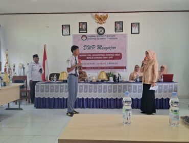 Ketua Dharma Wanita Persatuan (DWP) Provinsi Sulawesi Tenggara, Norma Azazi Fadlansyah hadir di SMAN 12 Kendari memberikan edukasi bahaya narkoba kepada siswa-siswi. Foto: Istimewa