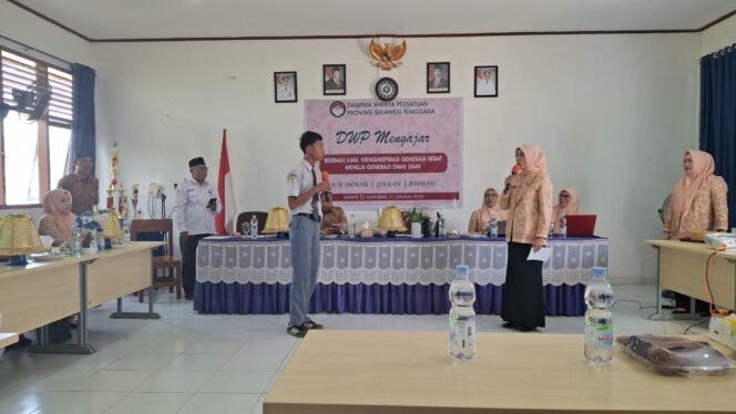 
 Ketua Dharma Wanita Persatuan (DWP) Provinsi Sulawesi Tenggara, Norma Azazi Fadlansyah hadir di SMAN 12 Kendari memberikan edukasi bahaya narkoba kepada siswa-siswi. Foto: Istimewa
