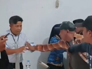Kadis Pariwisata Sultra, Ridwan Badallah (kiri) tampak hendak ditarik oleh massa saat didatangi di kantornya. Foto: Istimewa