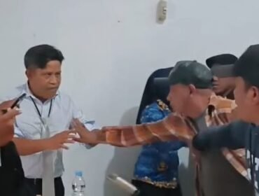 Kadis Pariwisata Sultra, Ridwan Badallah (kiri) tampak hendak ditarik oleh massa saat didatangi di kantornya. Foto: Istimewa