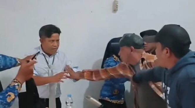 
 Kadis Pariwisata Sultra, Ridwan Badallah (kiri) tampak hendak ditarik oleh massa saat didatangi di kantornya. Foto: Istimewa