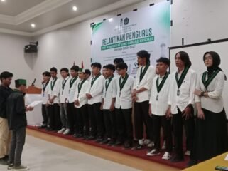 Proses pengukuhan pengurus HMI Komisariat Universitas Muhammadiyah Kendari (UMK) Cabang Kendari periode 2026-2027.Foto: Penafaktual.com