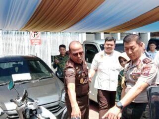 Kepala Kejati Sultra, Sugeng Riyanta (kiri) dan Kapolda Sultra Irjen Pol Himawan Bayu Aji saat mengecek salah satu kendaraan yang menjadi ojek lelang di Kantor Kejati Sultra.Foto: Panafaktual.com