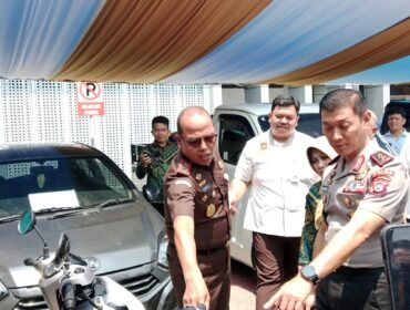 Kepala Kejati Sultra, Sugeng Riyanta (kiri) dan Kapolda Sultra Irjen Pol Himawan Bayu Aji saat mengecek salah satu kendaraan yang menjadi ojek lelang di Kantor Kejati Sultra.Foto: Panafaktual.com