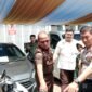 Kepala Kejati Sultra, Sugeng Riyanta (kiri) dan Kapolda Sultra Irjen Pol Himawan Bayu Aji saat mengecek salah satu kendaraan yang menjadi ojek lelang di Kantor Kejati Sultra.Foto: Panafaktual.com