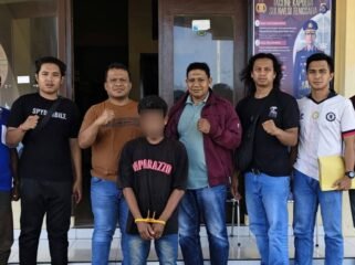 Tim URC Sat Reskrim Polres Buton menangkap pria inisial LI (keempat dari kiri) pelaku penganiayaan nelayan di Buton. Foto: Istimewa